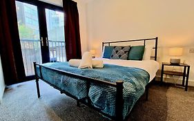 Spacious & Modern Apartment In City Centre With Balcony